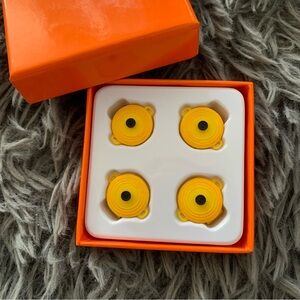 BNIB Le Creuset Set of 4 Round Shape Plastic Pins Cavalier
Cocotte - Yellow